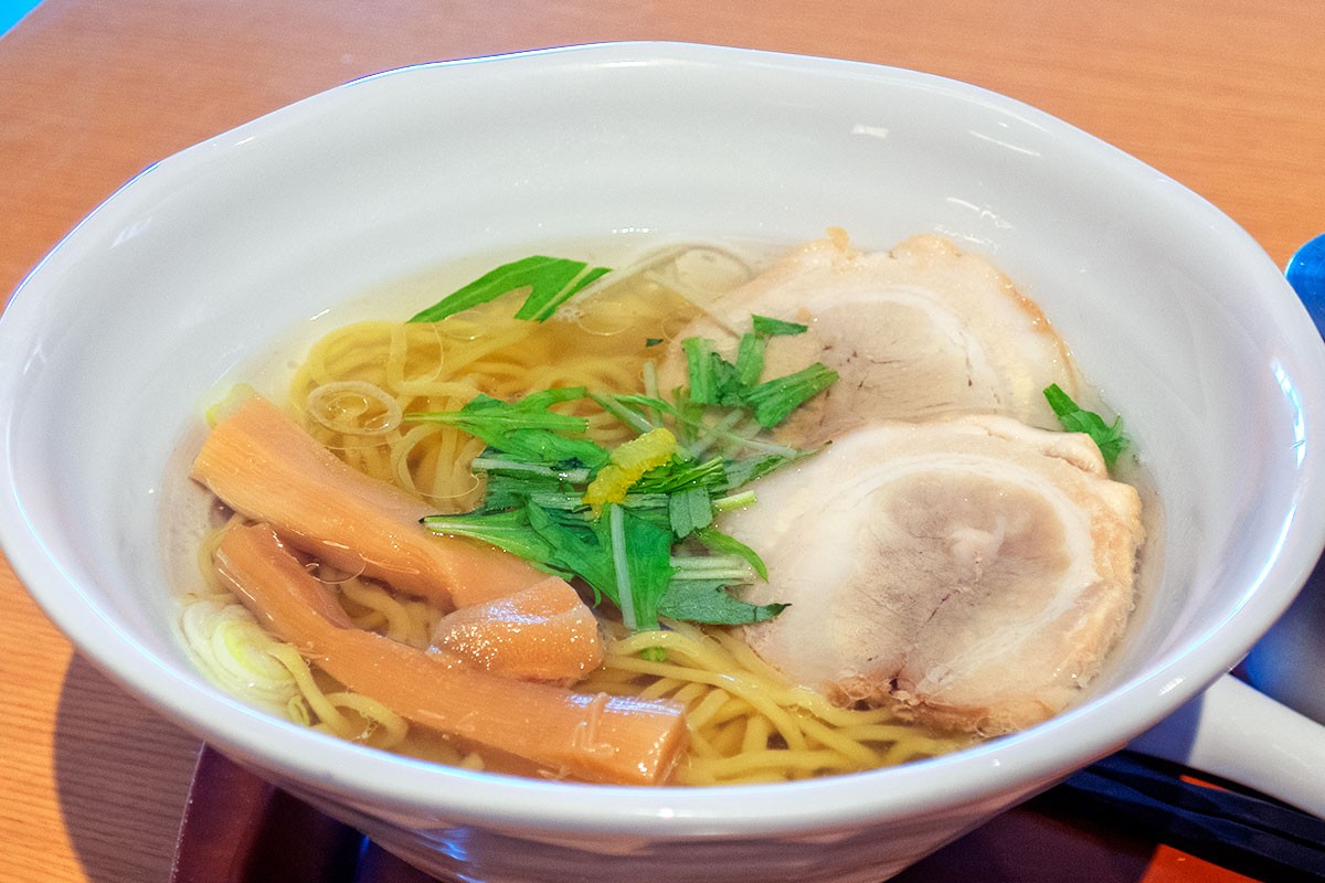 島根県安来市のカフェ『アルテピアカフェ』の牛骨ラーメン