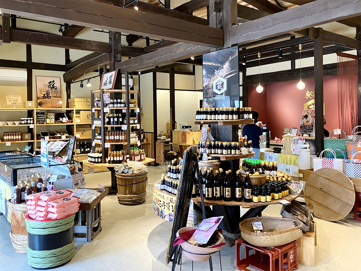 島根県邑南町にある老舗醤油店『垣崎醤油店』の店内