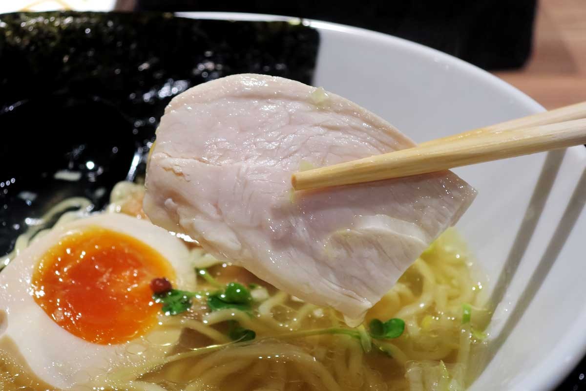 鳥取県境港市の鶏料理専門店『若鳥焼 あおみどり』の中華そば（塩）