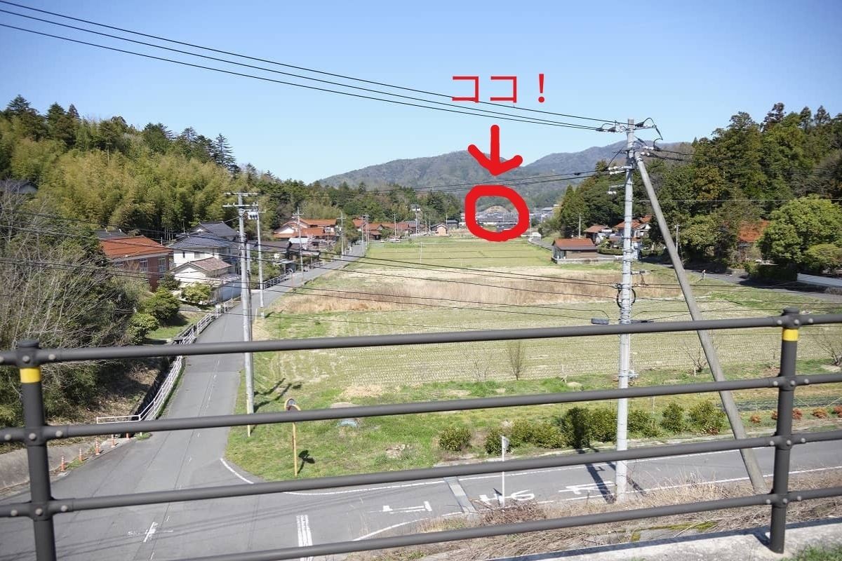 島根県松江市にある「にっこり山」が見える歩道