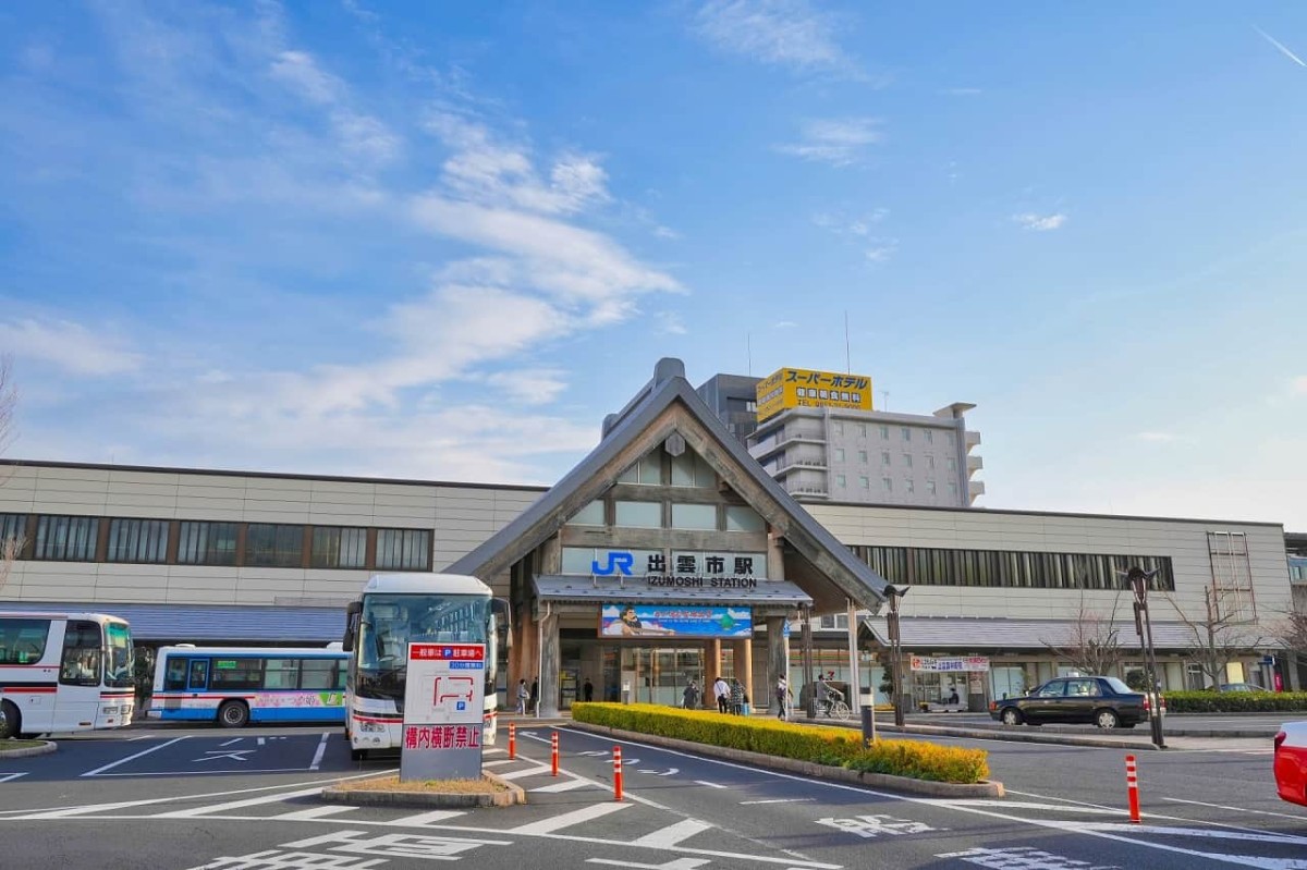 島根県出雲市にあるJR出雲市駅の様子