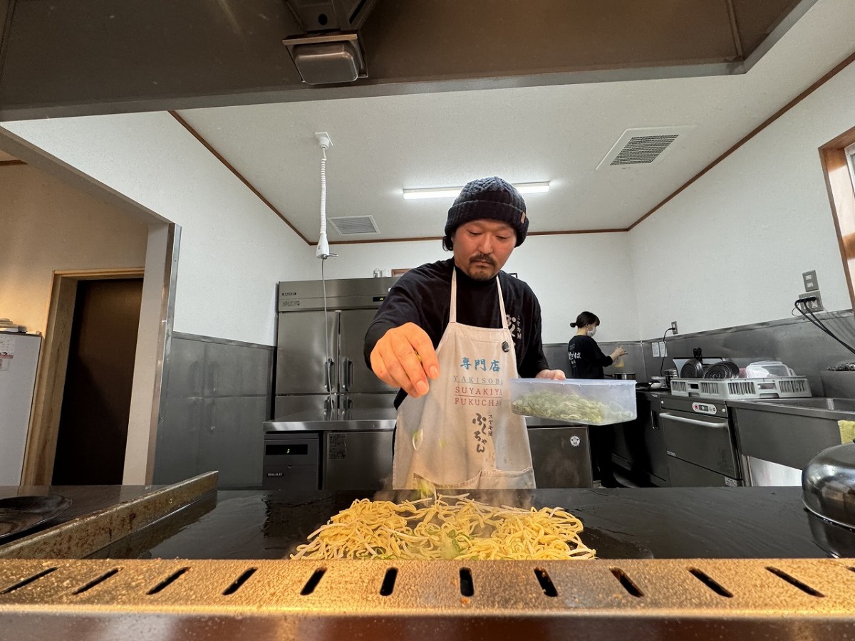 出雲市中野にある焼きそば専門店『スヤキ屋ふくちゃん』の調理風景