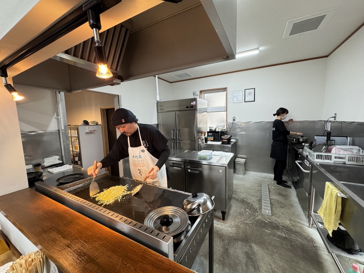 出雲市中野にある焼きそば専門店『スヤキ屋ふくちゃん』の調理風景