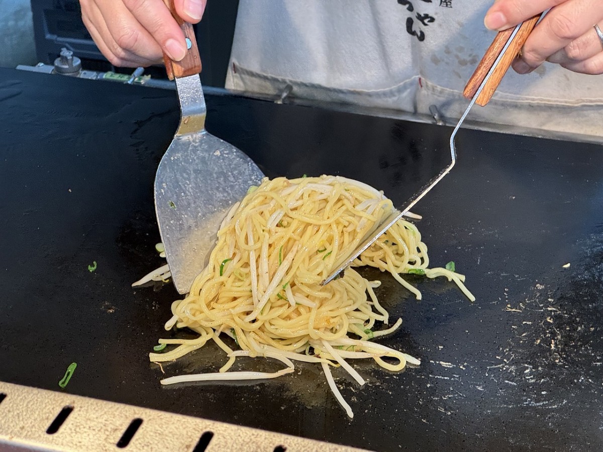 出雲市中野にある焼きそば専門店『スヤキ屋ふくちゃん』の調理風景