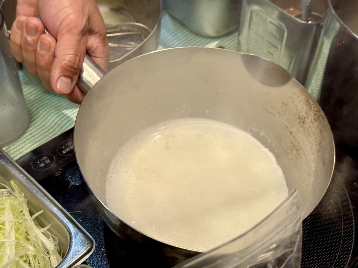 米子市錦町にあるラーメン店『横浜家系ラーメン吉岡家 米子錦町店』で味わえる「ぎゅうぎゅうラーメン」の調理風景