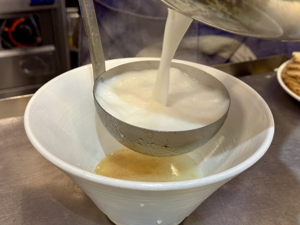 米子市錦町にあるラーメン店『横浜家系ラーメン吉岡家 米子錦町店』で味わえる「ぎゅうぎゅうラーメン」の調理風景