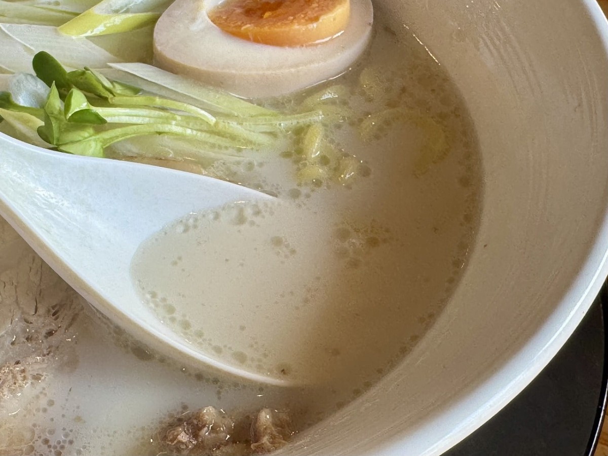 米子市錦町にあるラーメン店『横浜家系ラーメン吉岡家 米子錦町店』で味わえる「ぎゅうぎゅうラーメン」