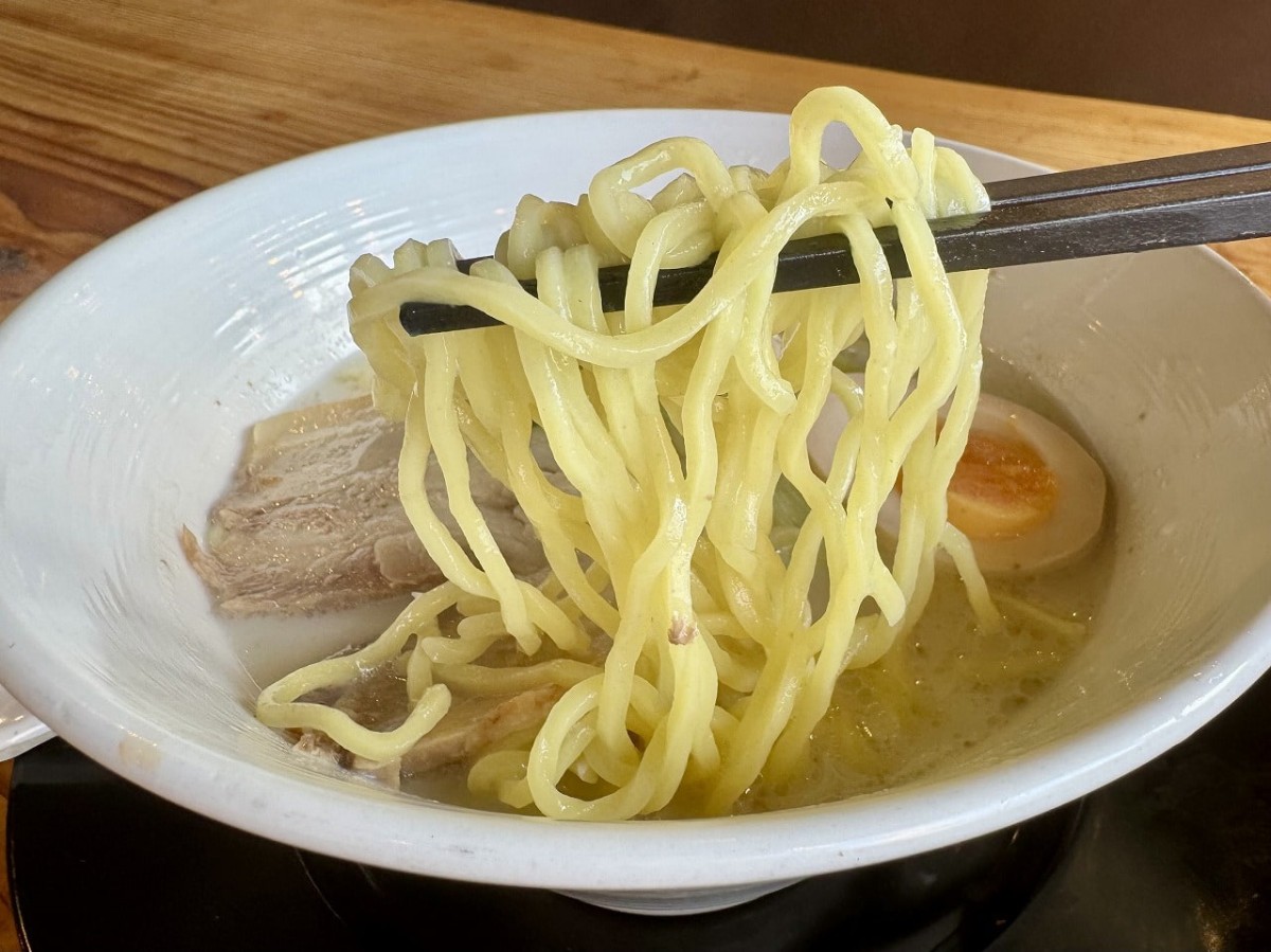 米子市錦町にあるラーメン店『横浜家系ラーメン吉岡家 米子錦町店』で味わえる「ぎゅうぎゅうラーメン」