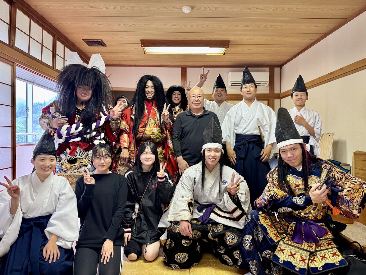 島根県出雲市佐田町で石見神楽公演を行う「高津神楽社中」の団員