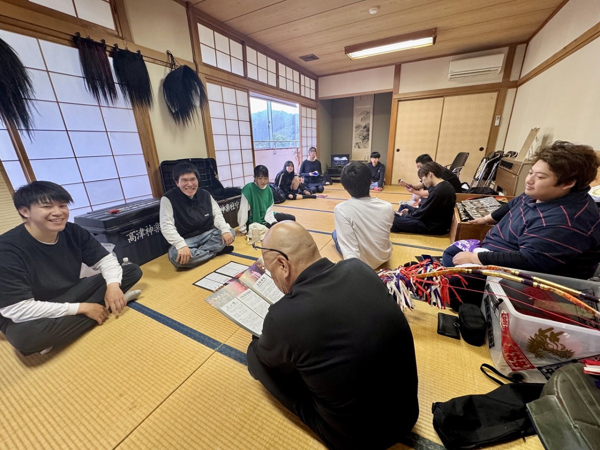 島根県出雲市佐田町で石見神楽公演を行う「高津神楽社中」