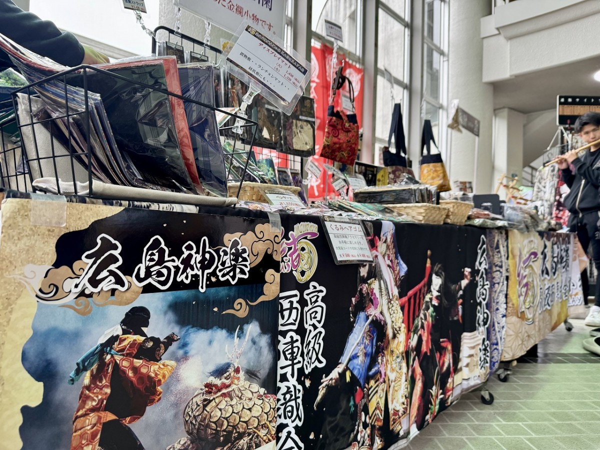 島根県出雲市佐田町で行われた神楽公演のグッズ販売店