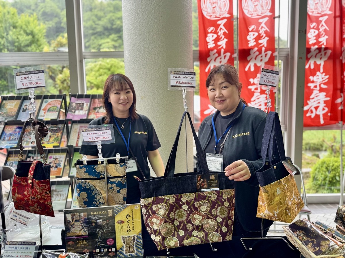 島根県出雲市佐田町で行われた神楽公演のグッズ販売店