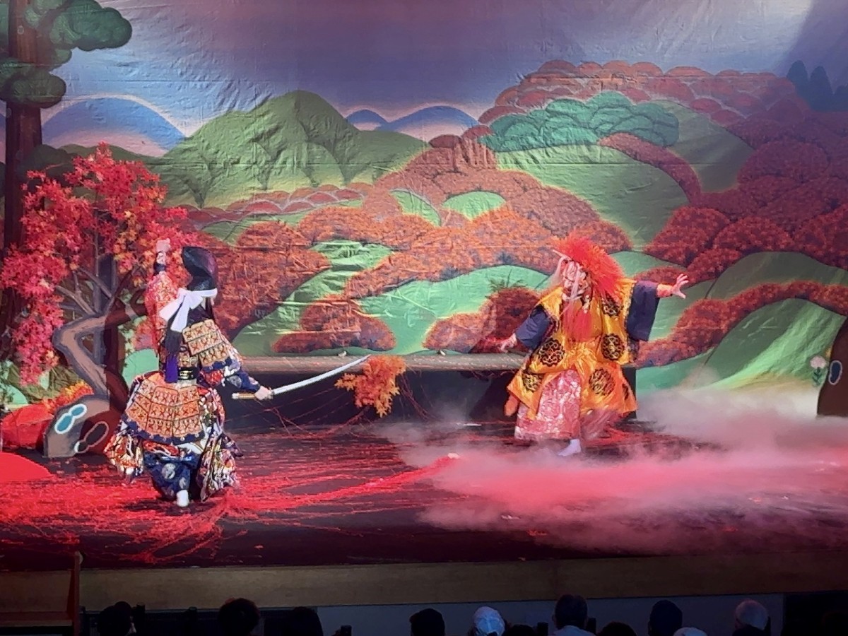 島根県出雲市佐田町で石見神楽公演を行う「高津神楽社中」