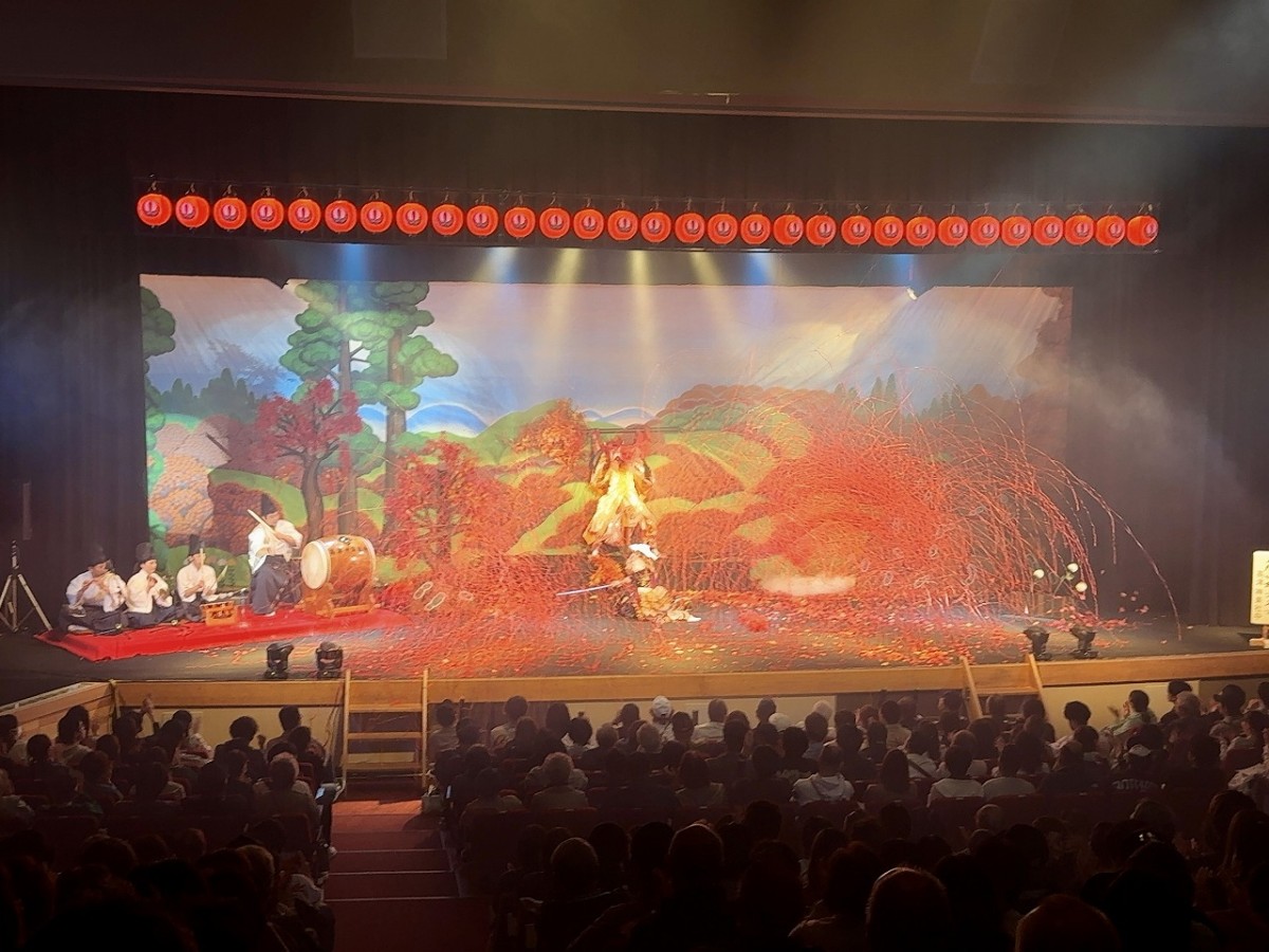 島根県出雲市佐田町で石見神楽公演を行う「高津神楽社中」