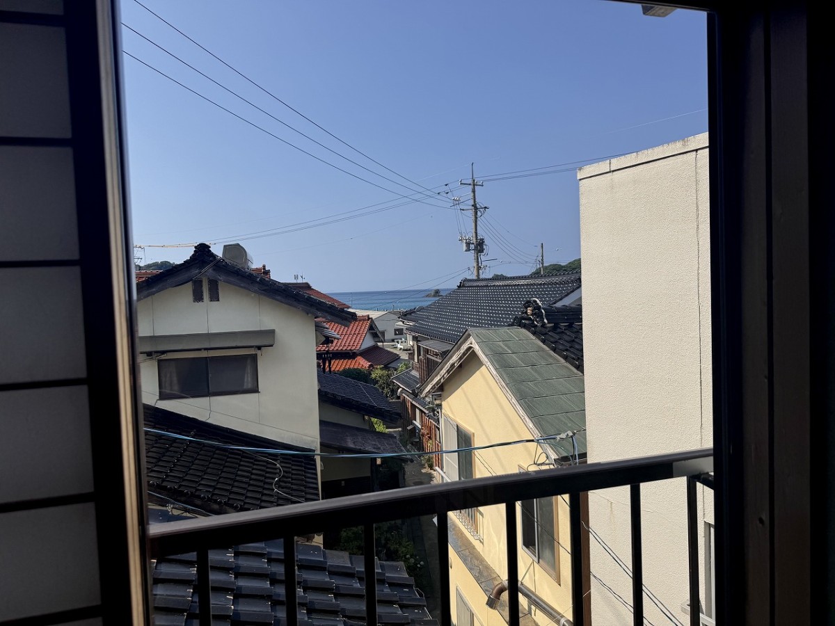 島根県松江市島根町にある海鮮処『永幸丸』の一棟貸し宿『つる』から眺めた町並み