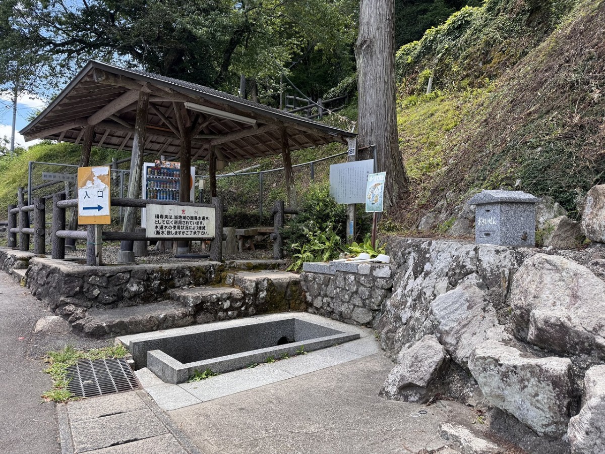 島根県出雲市佐田町にある『八雲風穴』の名水スポット
