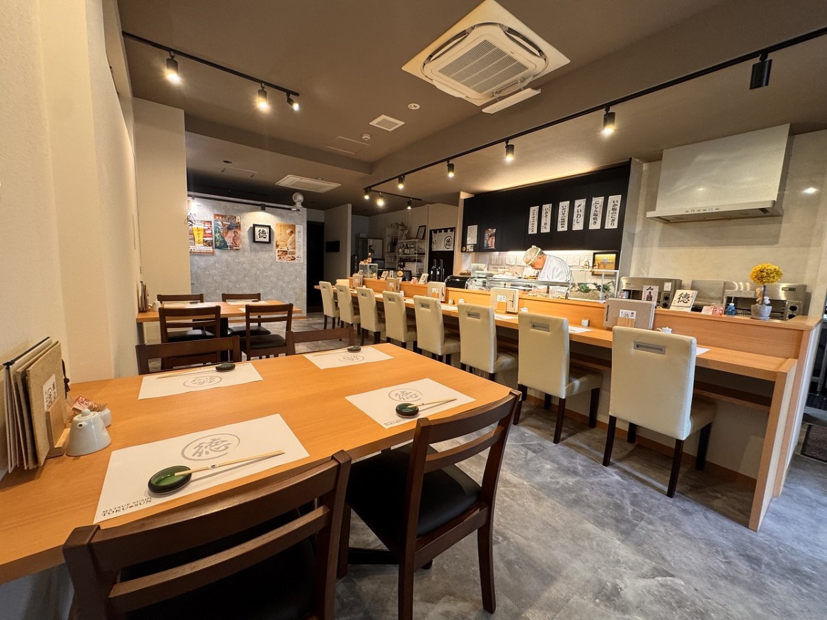 島根県松江市東本町に移転オープンした寿司処『松江鮨 徳さん』の店内