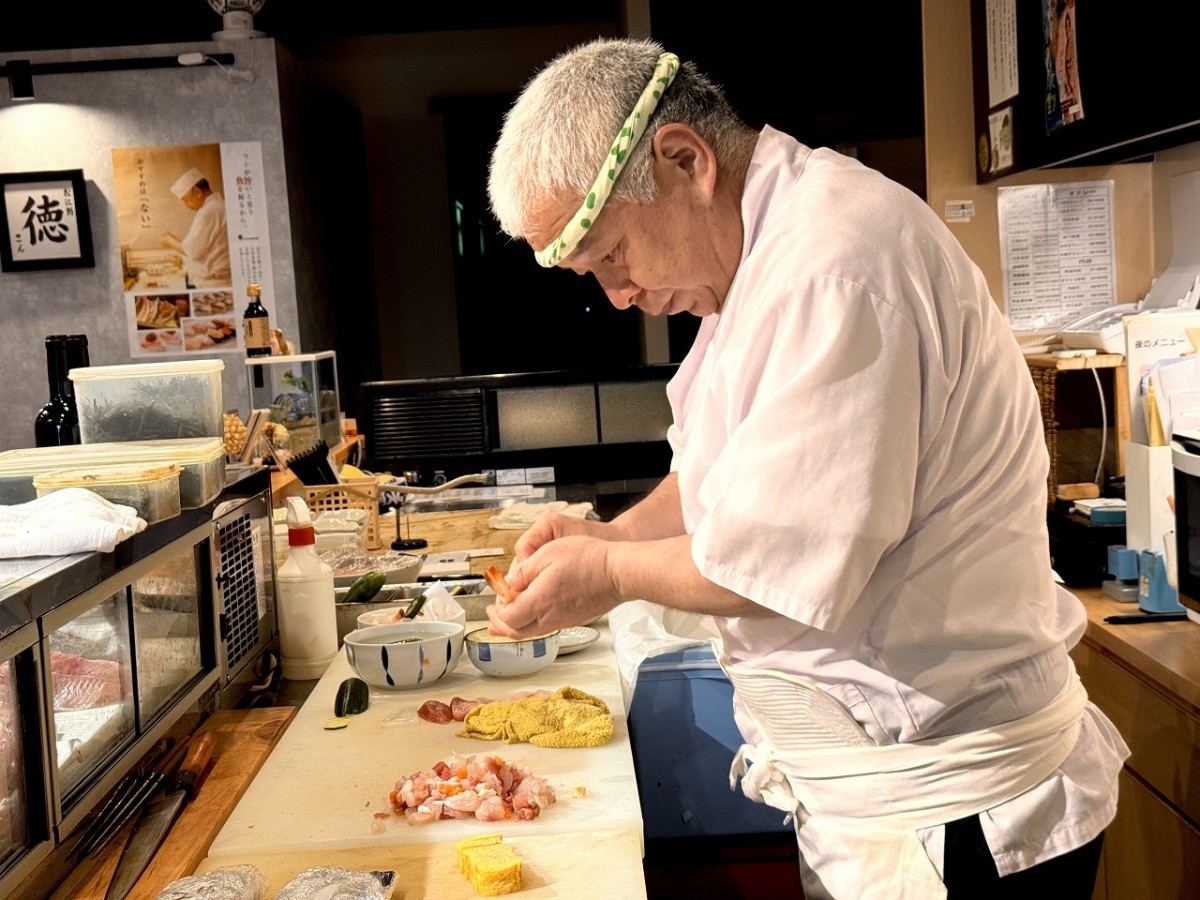 島根県松江市東本町に移転オープンした寿司処『松江鮨 徳さん』の調理風景