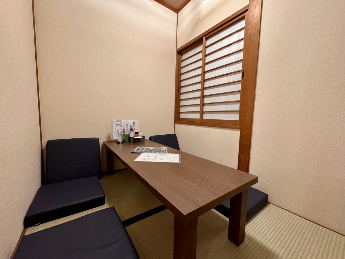 島根県松江市にオープンした居酒屋『食事と酒どころ でぶや』の内観