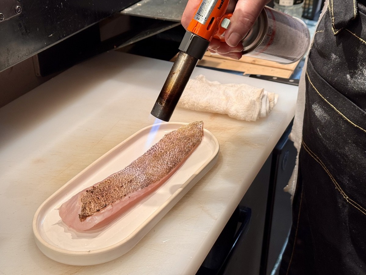 島根県松江市にオープンした居酒屋『食事と酒どころ でぶや』の調理風景