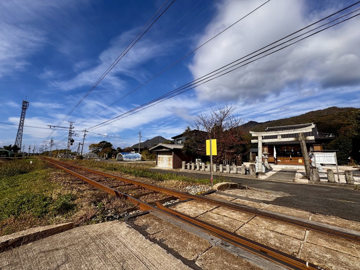 島根県出雲市にある『粟津稲生神社』参道の様子