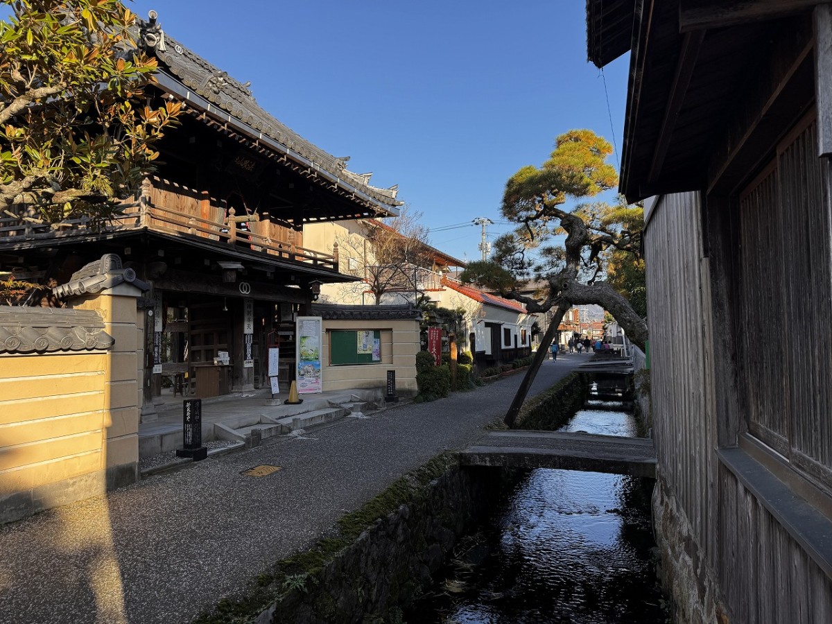 鳥取県倉吉市「白壁土蔵群」にある『大蓮寺』の山門