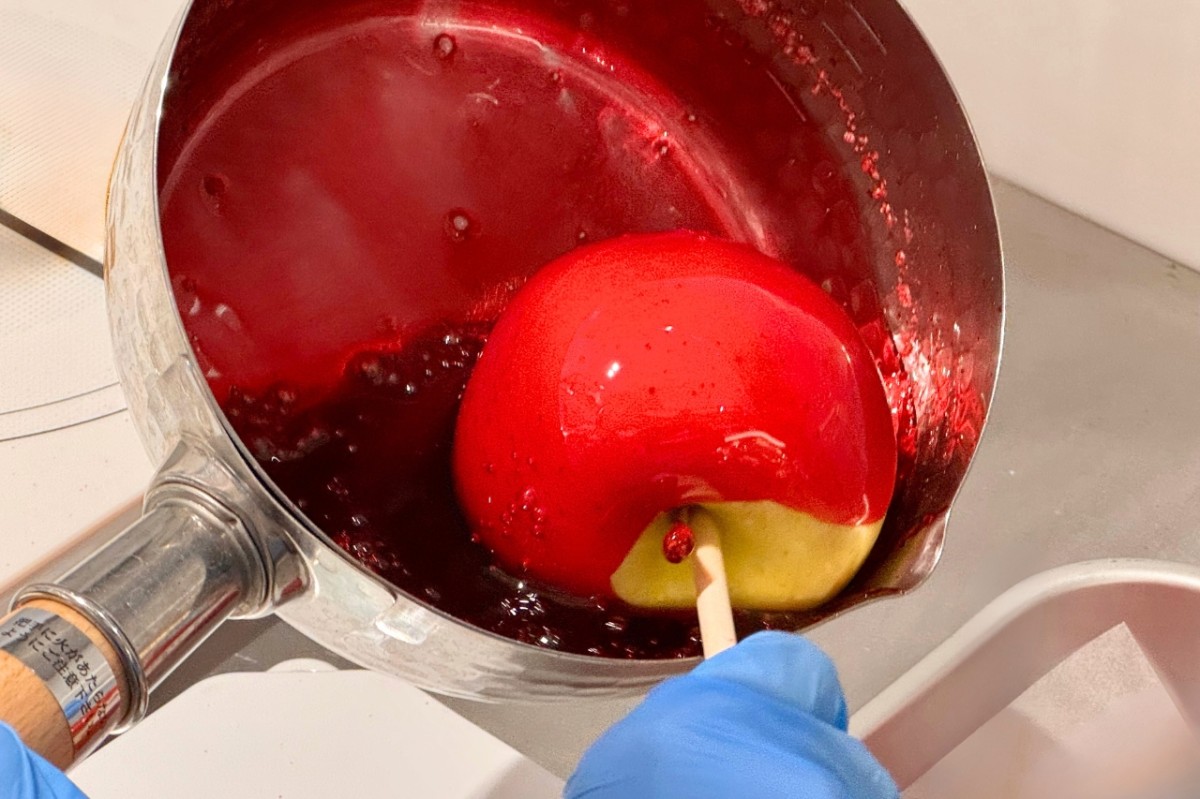 島根県出雲市にあるりんご飴専門店『りんごのおもい』の調理風景