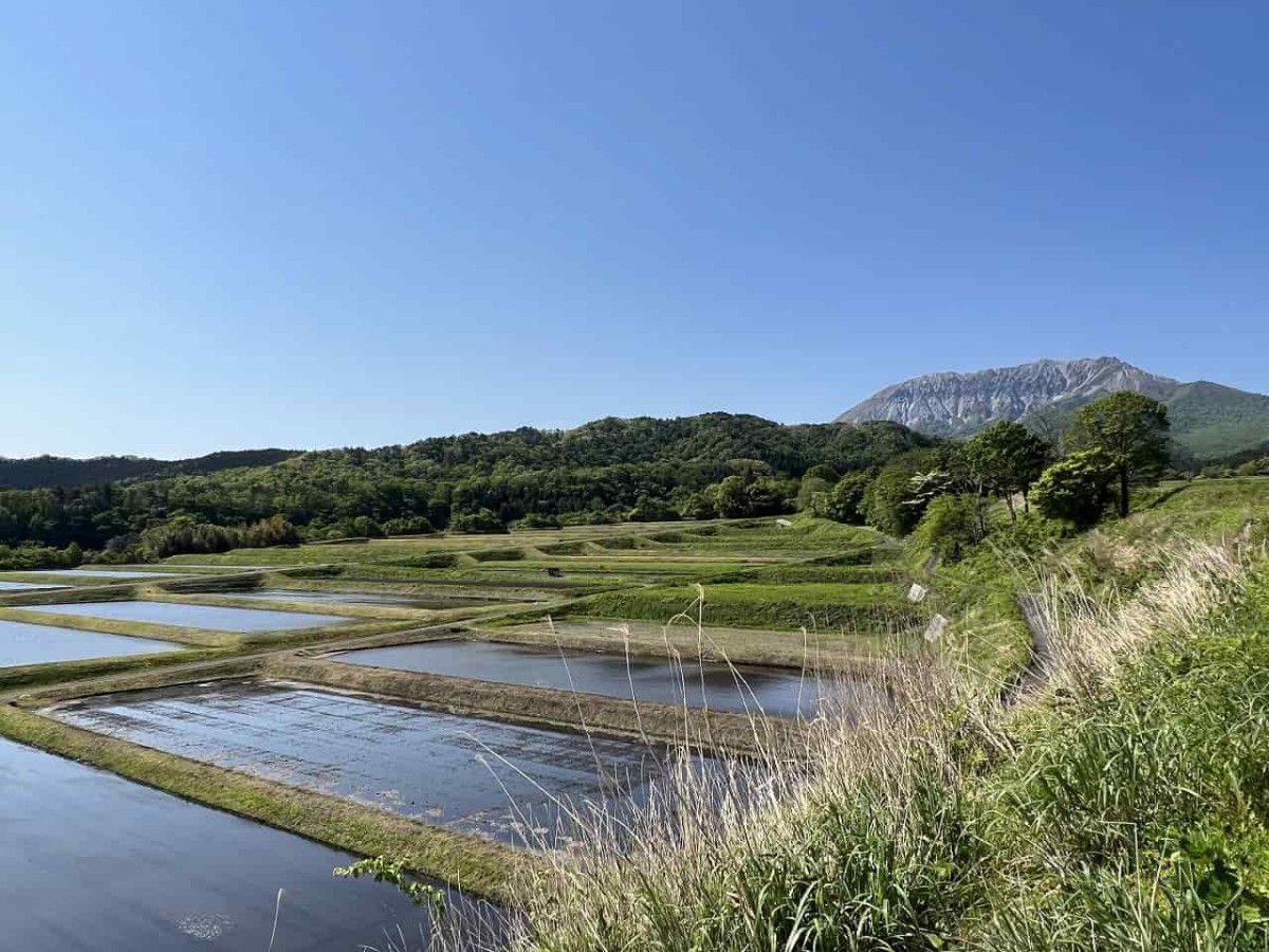 鳥取県の江府町にある「御机（みづくえ）の茅葺小屋」周辺の様子