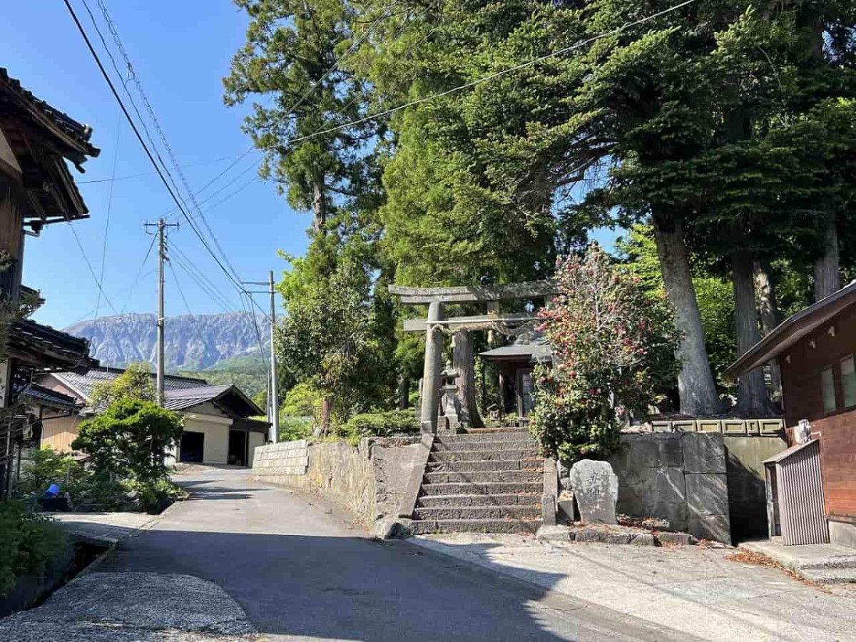 鳥取県の江府町にある「御机（みづくえ）の茅葺小屋」周辺の様子