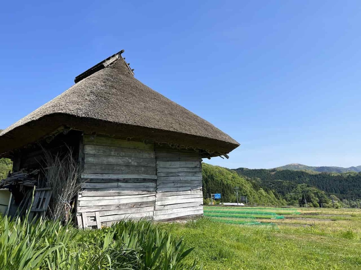 鳥取県の江府町にある「御机（みづくえ）の茅葺小屋」周辺の様子