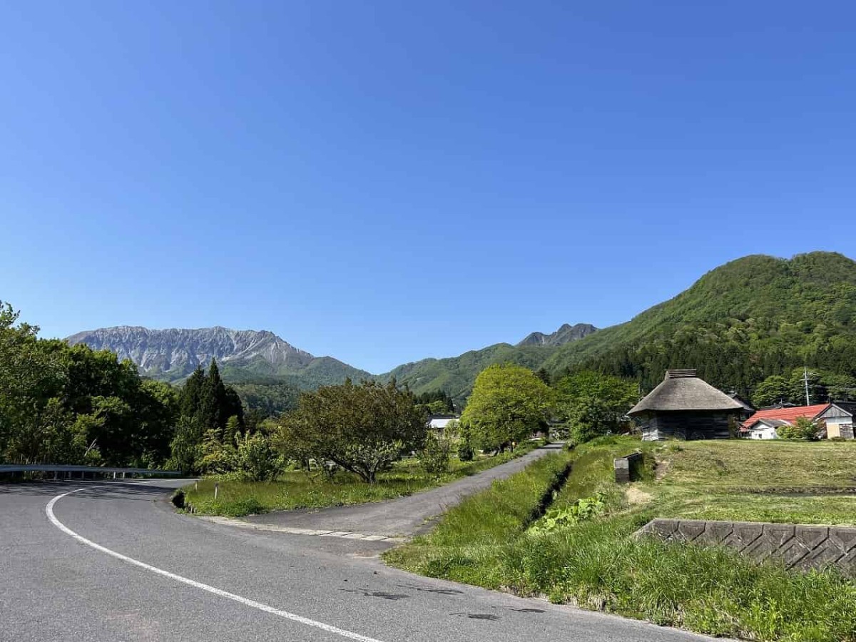 鳥取県の江府町にある「御机（みづくえ）の茅葺小屋」周辺の様子