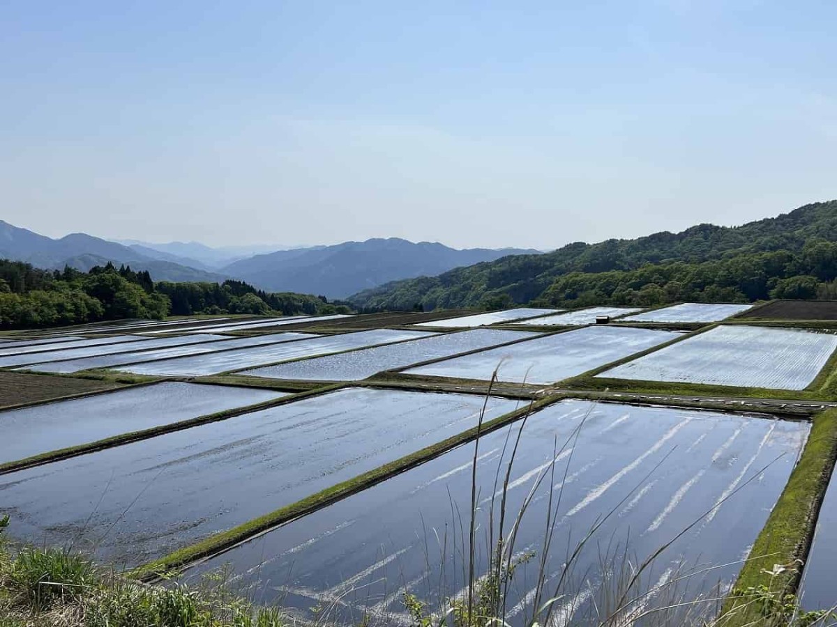 鳥取県の江府町にある「御机（みづくえ）の茅葺小屋」周辺の様子