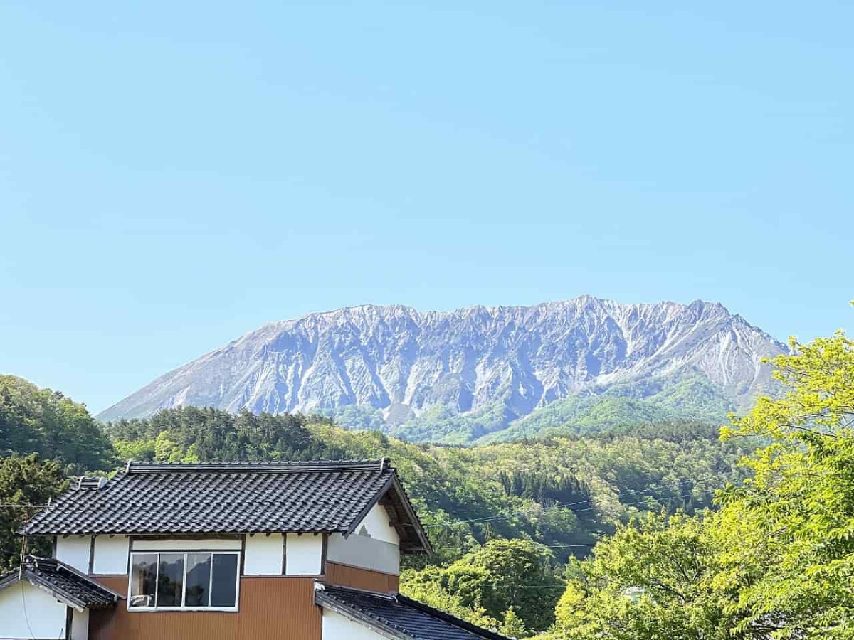 鳥取県の江府町にある「御机（みづくえ）の茅葺小屋」周辺の様子