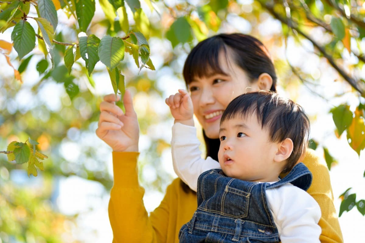 赤ちゃんを抱っこしているママ