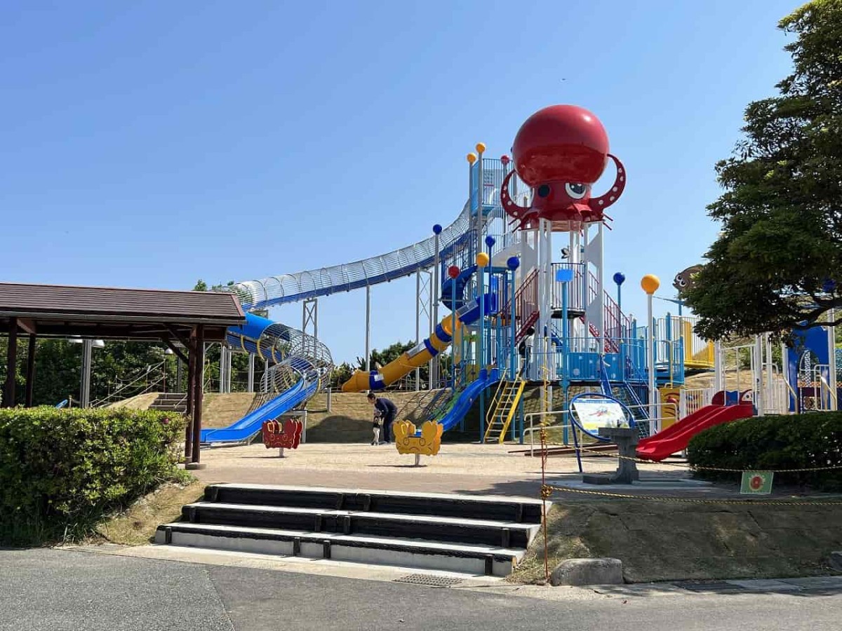 鳥取県東伯郡琴浦町にある『道の駅ポート赤碕』の裏手にある公園「赤碕ふれあい広場」の様子