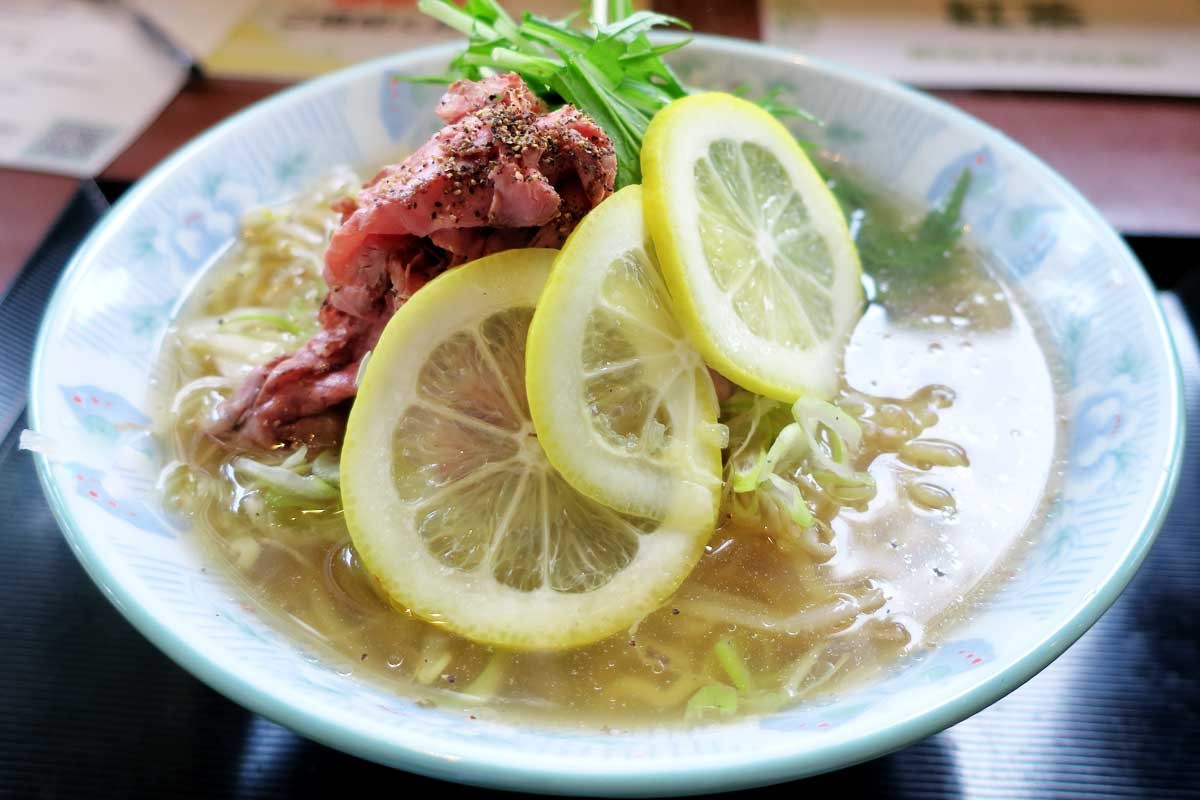 鳥取県伯耆町の観光拠点スポット『ご当地ファーム山の駅 大山望』の新作ラーメン「牛骨塩ラーメン 和牛ローストビーフのせ」