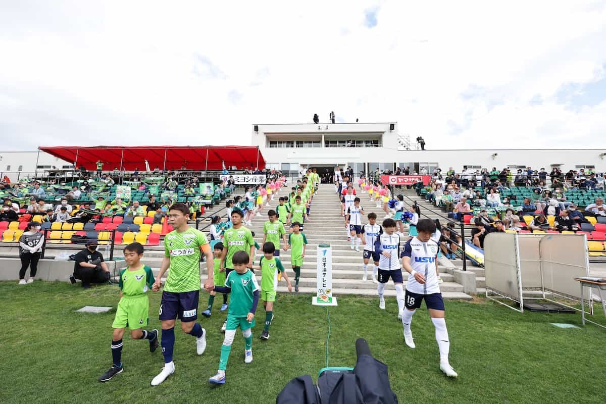 鳥取県のプロサッカークラブ「ガイナーレ鳥取」の試合風景