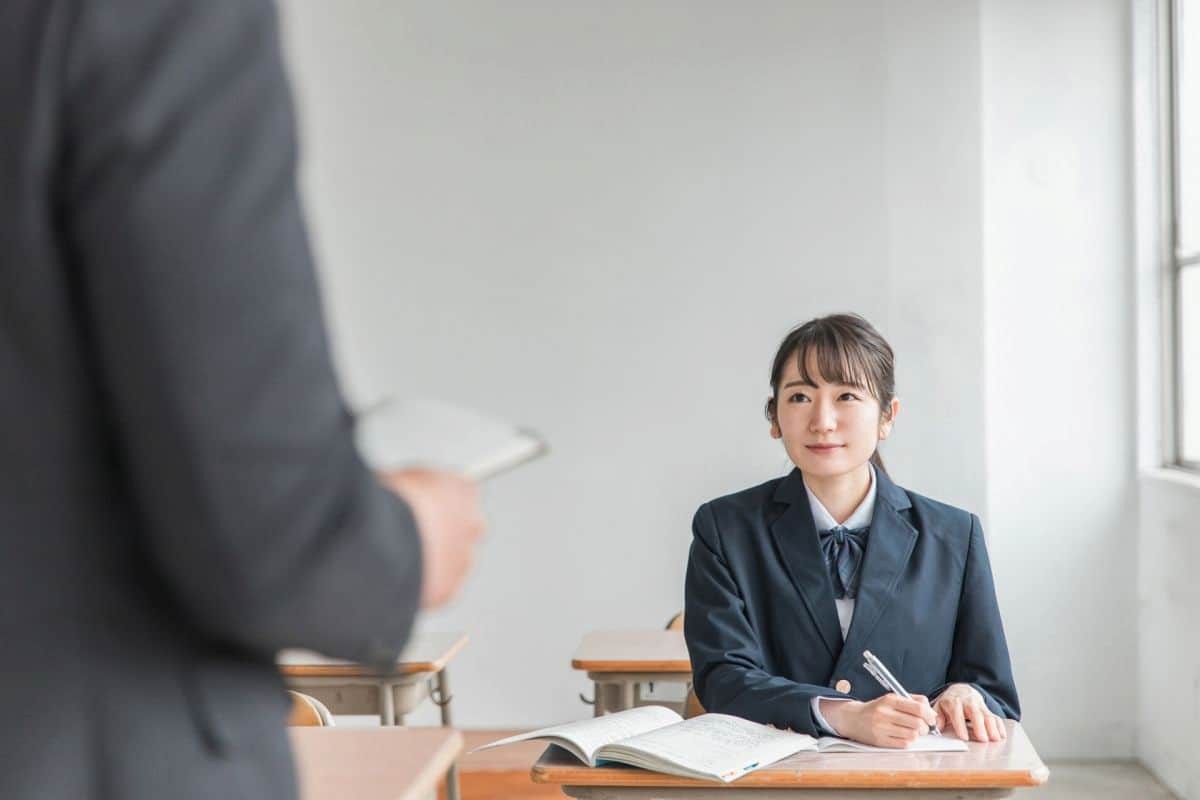 授業を受ける女子中学生