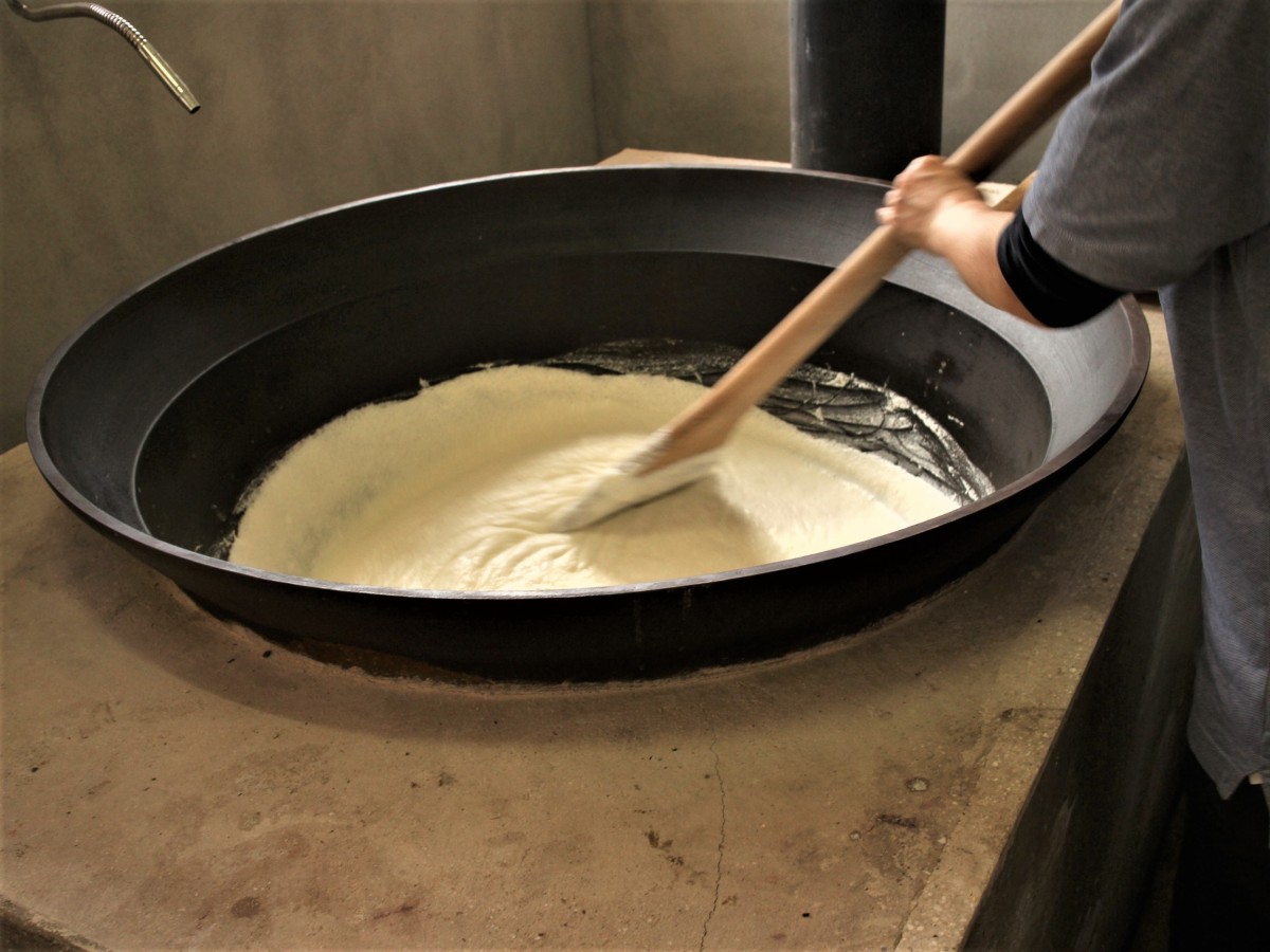 鳥取県大山町にある『とうふ屋 葉月』の豆腐製造の様子