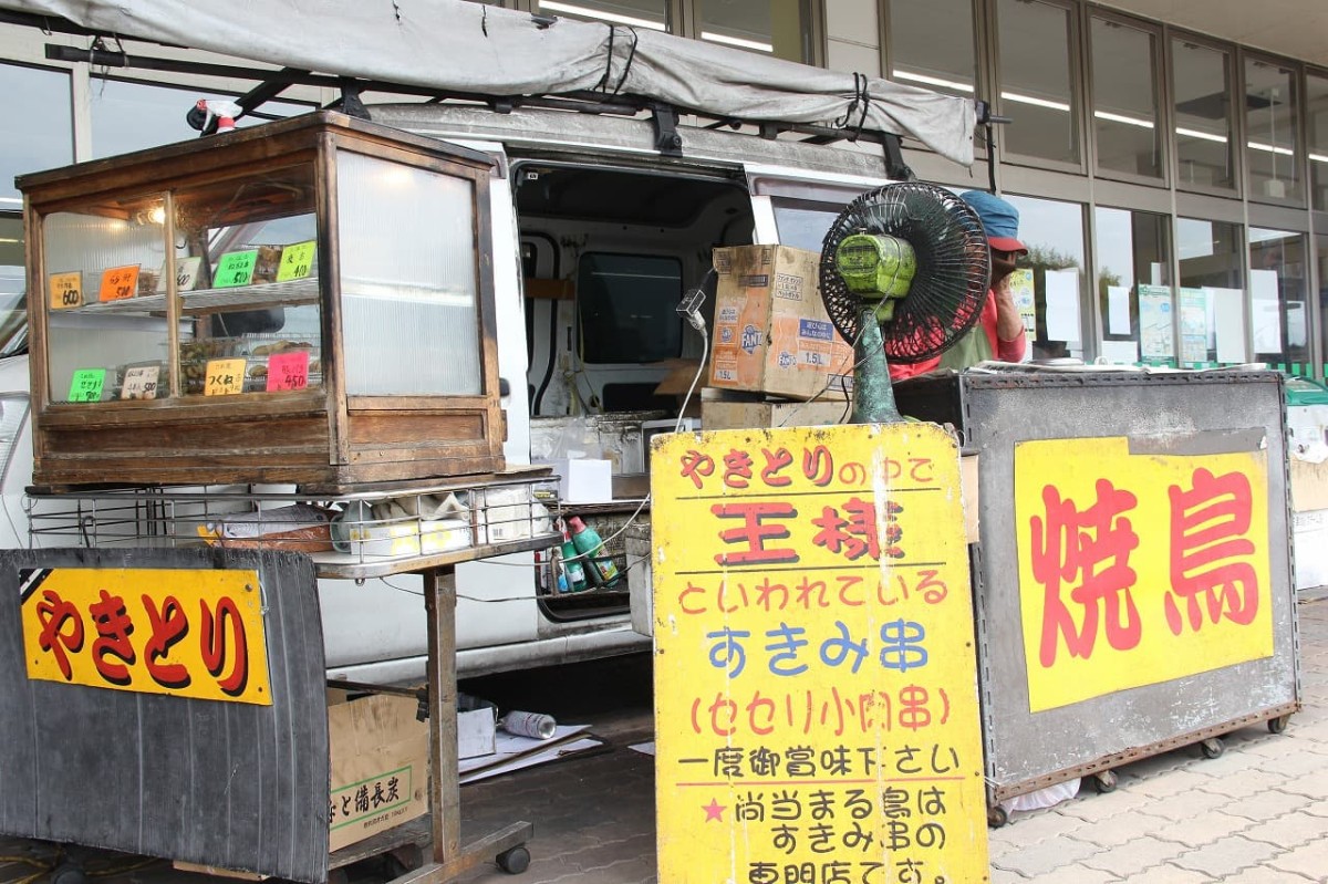 米子市のスーパーに出店する焼き鳥店「まる鳥」の外観