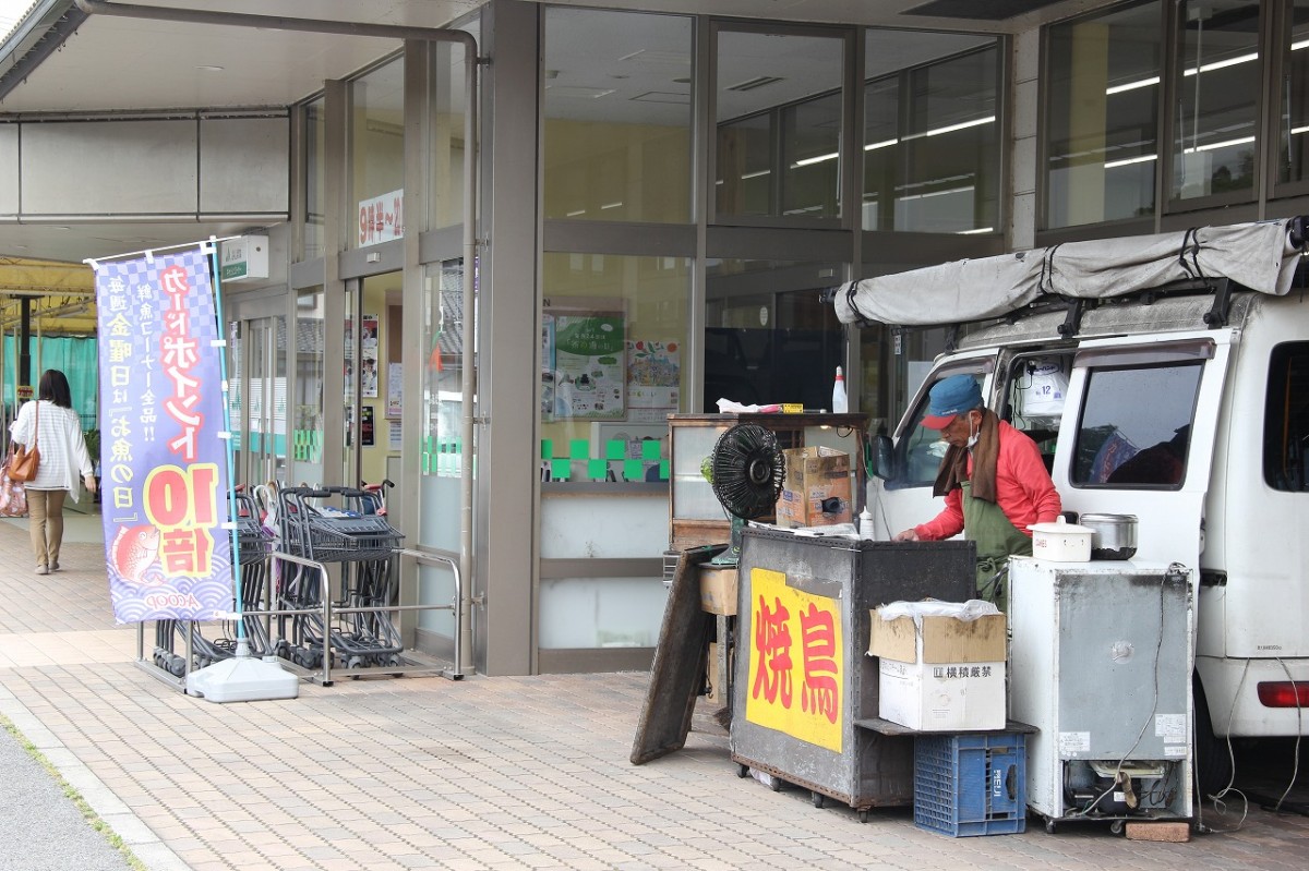 米子市のスーパーに出店する焼き鳥店「まる米子市のスーパーに出店する焼き鳥店「まる鳥」の外観