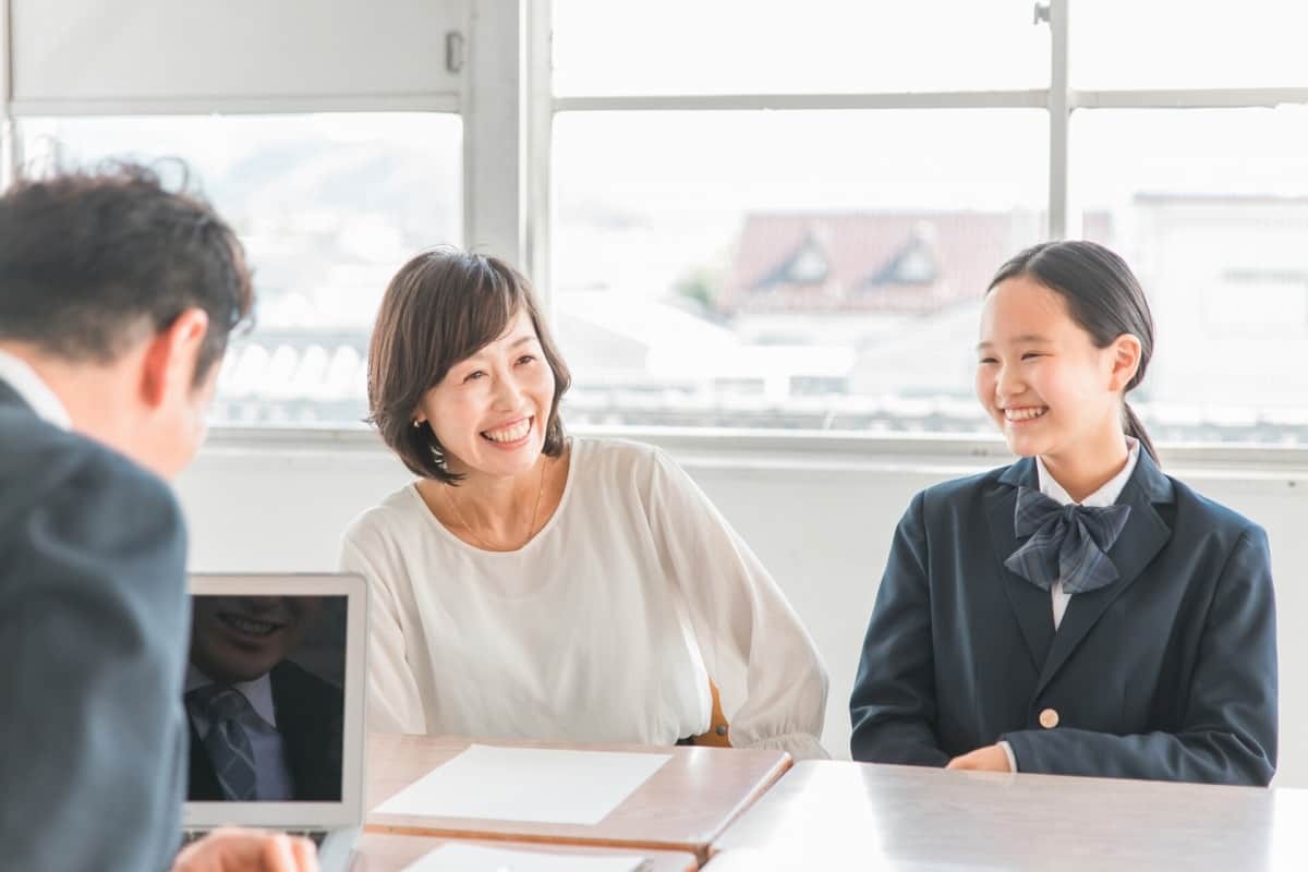 三者面談中の親子