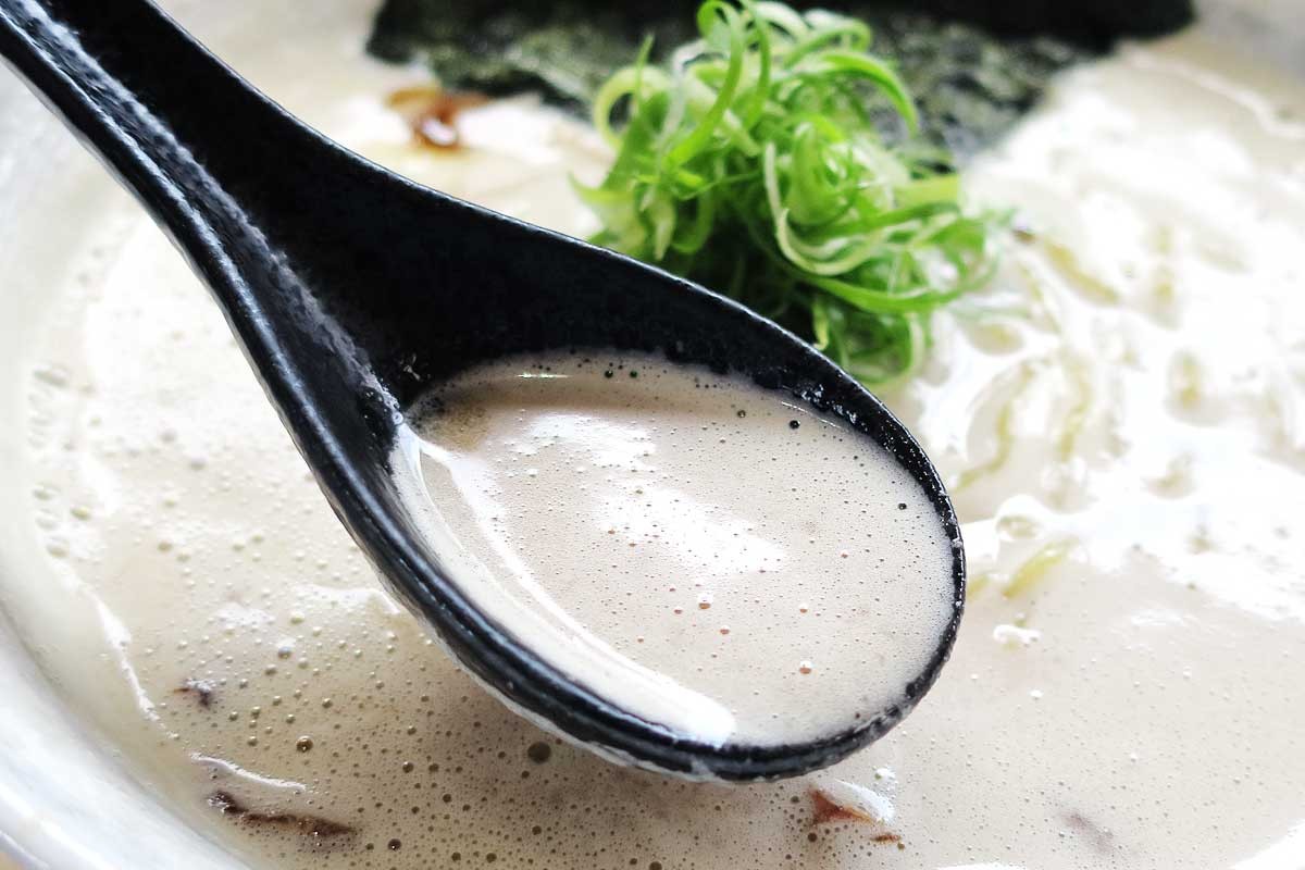 島根県出雲市にあるラーメン店『らーめん来宝』の泡系ラーメン