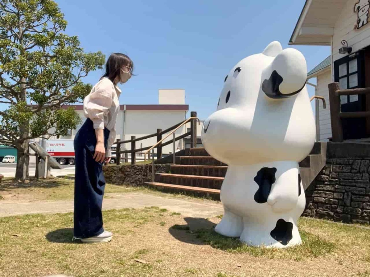 鳥取県琴浦町にある『大山乳業』の直売店「カウィーのみるく館」外観