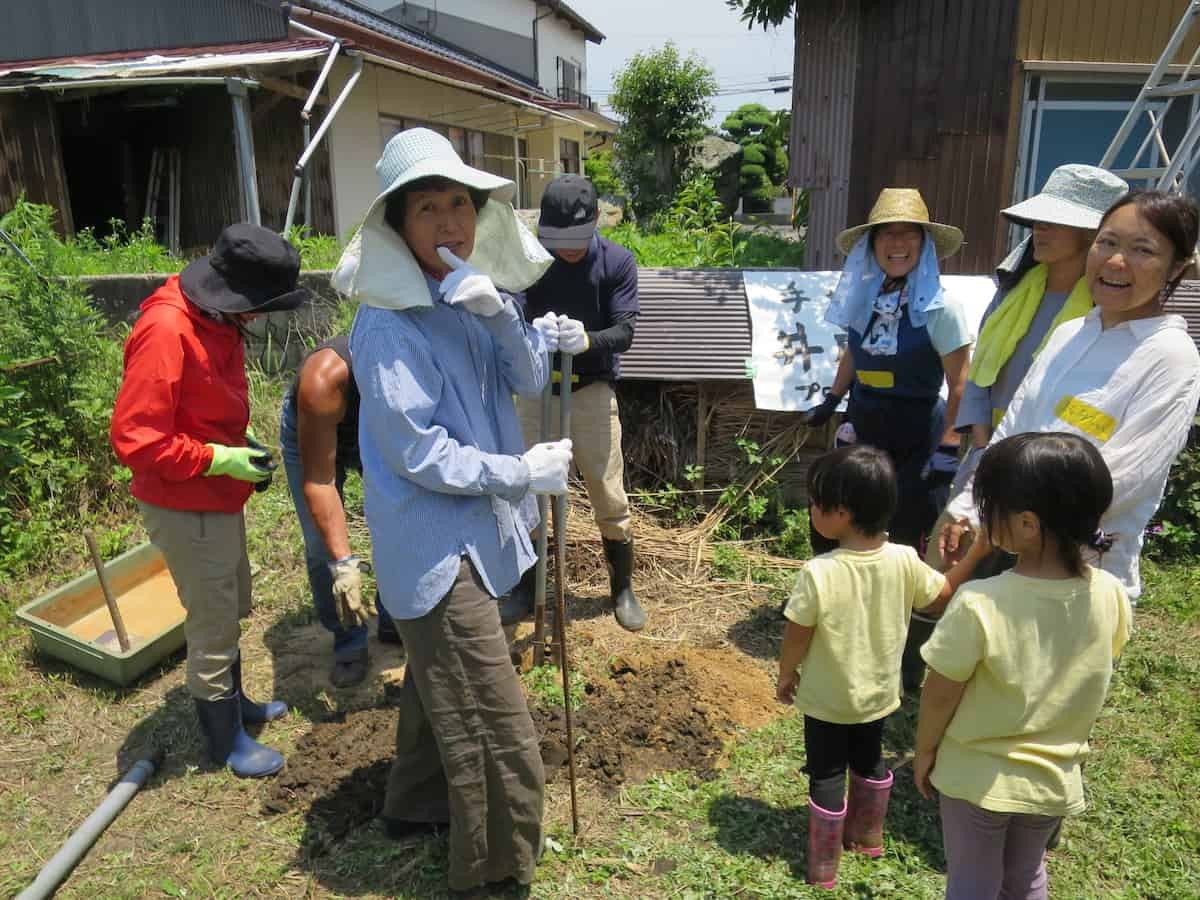 島根県出雲市にある「NPO法人かえる倶楽部」で開催された井戸掘りワークショップの様子