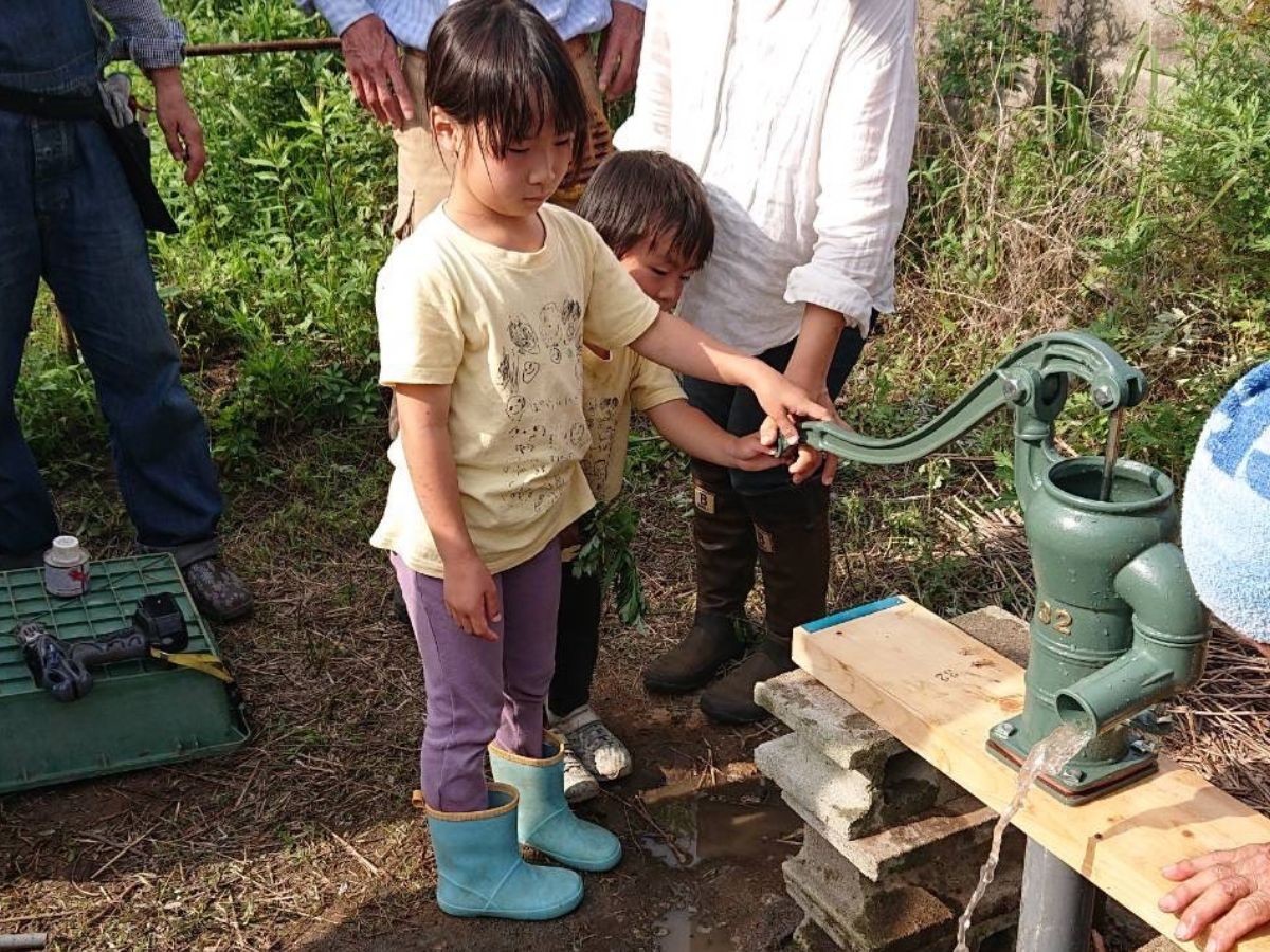 島根県出雲市にある「NPO法人かえる倶楽部」で開催された井戸掘りワークショップの様子