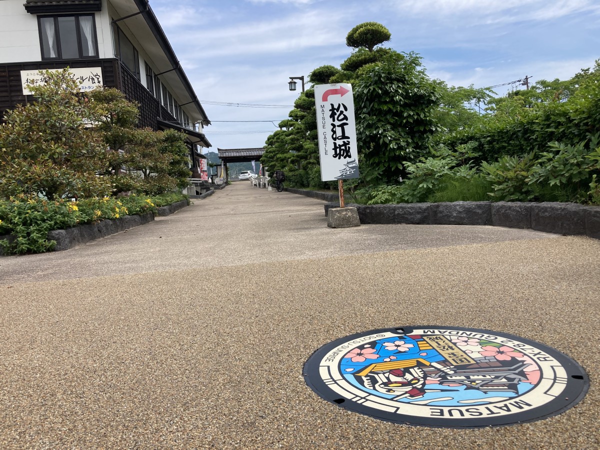 島根県松江市で発見したガンダムのマンホール