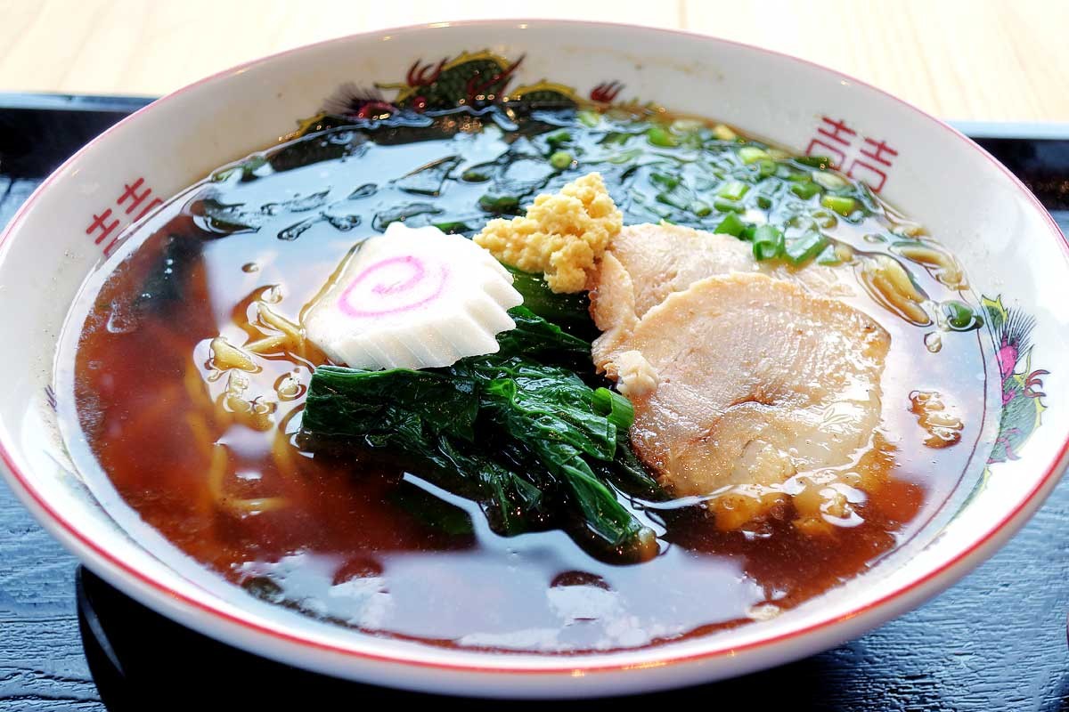 島根県大田市温泉津町の漁港に立つ『港の食堂KAN』の生姜醤油ラーメン