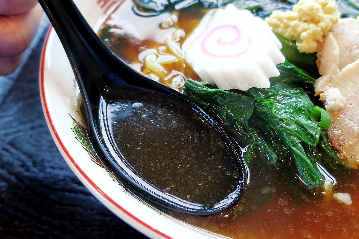 島根県大田市温泉津町の漁港に立つ『港の食堂KAN』の生姜醤油ラーメン