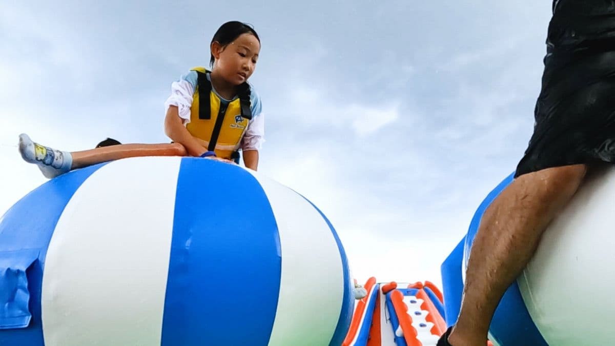 鳥取県米子市の皆生温泉で開催される夏イベント「海上アスレチック 海皆-KAIKAI-」の過去開催の様子